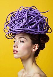 Frau mit lila Kopfbedeckung aus Seilen auf gelbem Hintergrund von Markus Gann