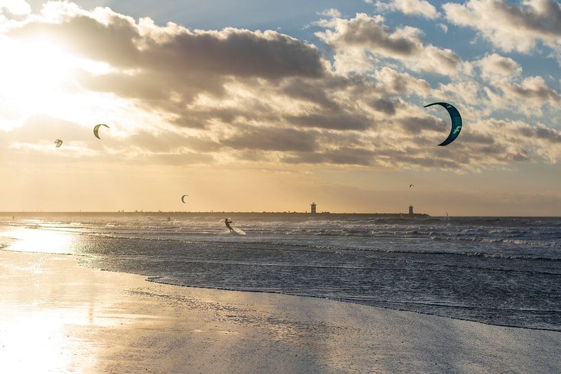 Kitesurfen Sommerabend von Danielle van Rossum