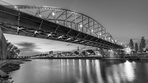 Een avond bij de John Frostbrug in Arnhem in Zwart-Wit
