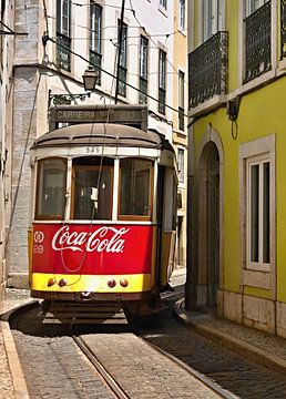 Tram dans des ruelles étroites sur insideportugal