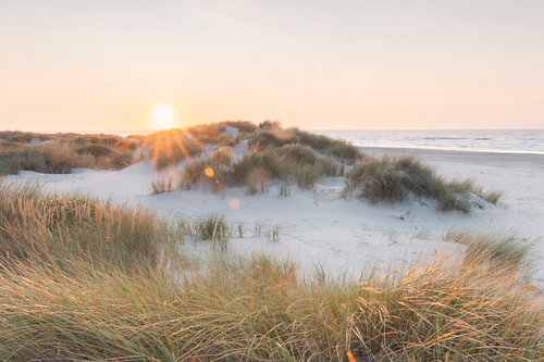 Sonnenuntergang am Strand mit Dünen | Reisefotografie-Druck | Schiermonnikoog, Niederlande