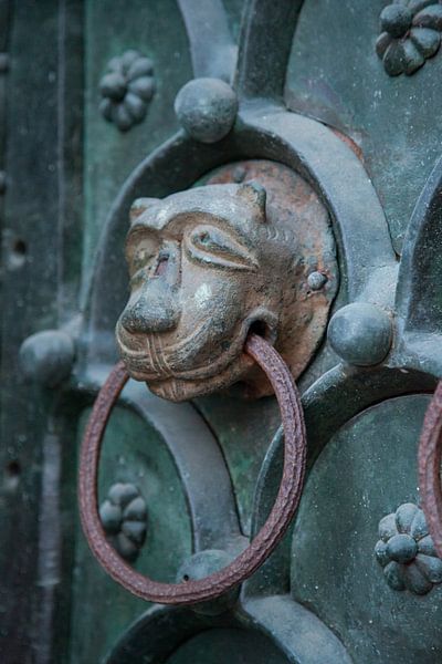 Klopper op de deur van San Marco Basiliek met leeuwenkop van Joost Adriaanse