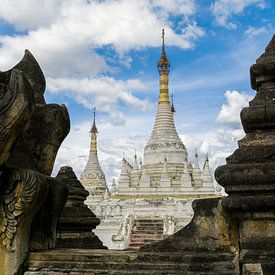 Blick auf buddhistische Tempel von Koen Boelrijk Photography