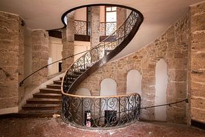 Escalier abandonné au château. sur Roman Robroek - Photos de bâtiments abandonnés