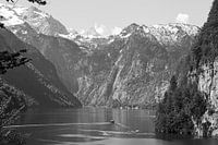 Boottocht op de Königssee in het Berchtesgadener Land (zwart-wit)