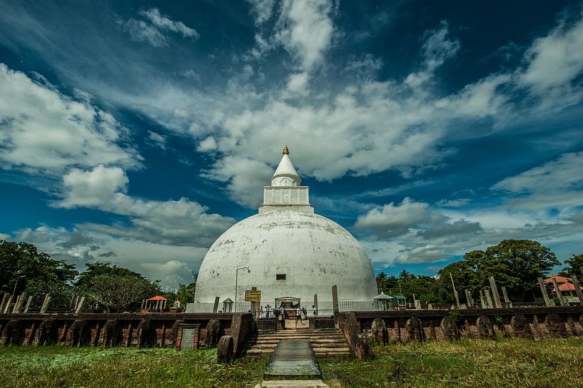Boedhistische tempel in Tissamaharama Sri Lanka van Thijs van Laarhoven