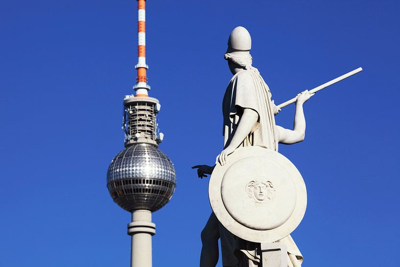 Tour de télévision de Berlin avec sculpture de pont par Frank Herrmann