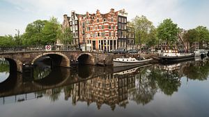 Kanaal en oude huizen in Jordaan, Amsterdam, Nederland.