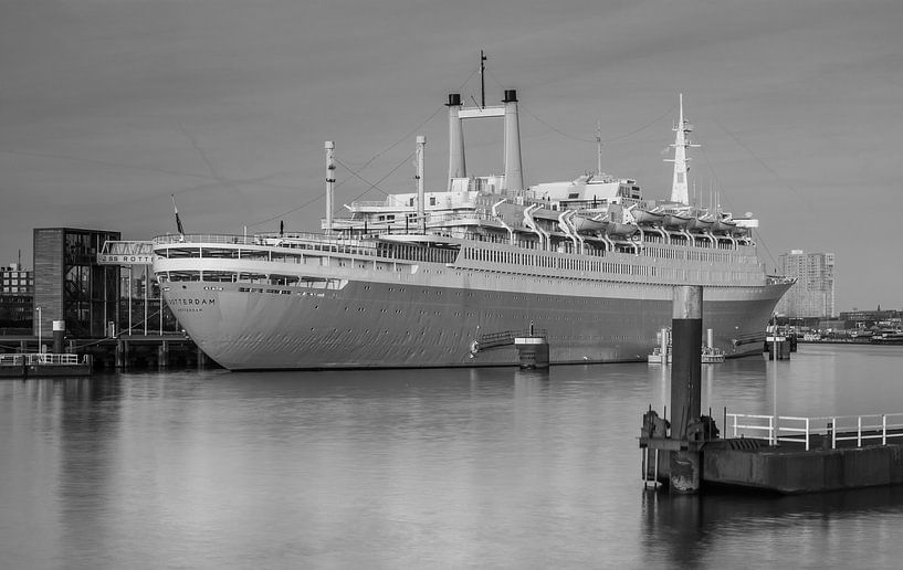 SS Rotterdam in zwartwit van Ilya Korzelius