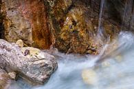 Herfstblad in stromend water van Willem Laros | Reis- en landschapsfotografie thumbnail