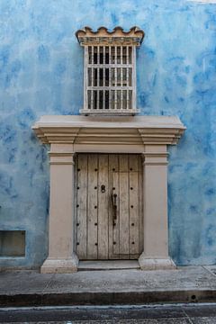 Lichtblauw huis in koloniale stijl in het centrum van Cartagena de las Indias in Colombia, Zuid-Amer van WorldWidePhotoWeb