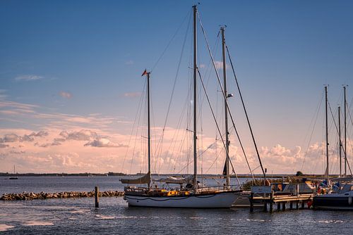 Een zeilboot in de haven van het eiland Hiddensee