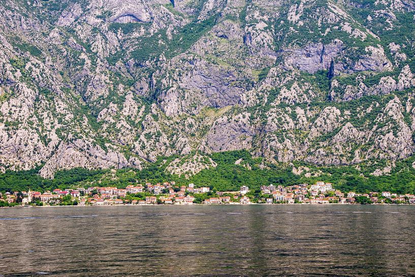 Häuser am See, die sich an die Berge schmiegen von wil spijker