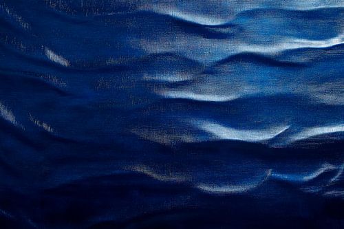 Motif de vagues sur une eau d'un bleu profond