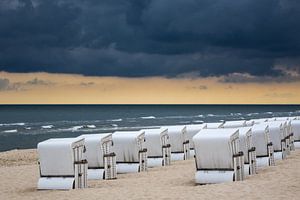 Beach chairs on the Baltic Sea coast van Rico Ködder
