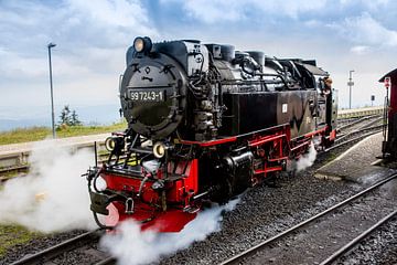 Locomotive à vapeur au sommet du Brocken, dans la région du Harz en Allemagne.