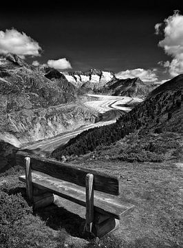 Please, sit down! Aletsch Gletscher Zwitserland van Fons Bitter