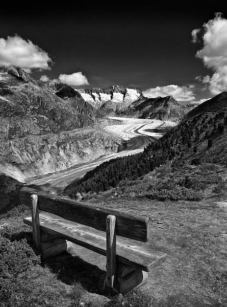 Please, sit down! Aletsch Gletscher Zwitserland van Fons Bitter