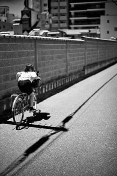 Mädchen auf Fahrrad, Osaka Japan