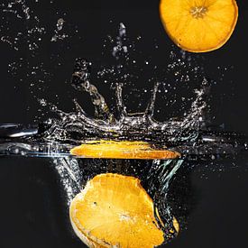 Orangen fallen ins Wasser von Christiane Calmbacher