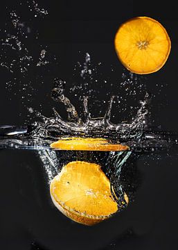 Sinaasappels vallen in het water van Christiane Calmbacher