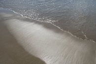 Nasser Sand und Meerwasser im Sonnenlicht 2 von Adriana Mueller Miniaturansicht