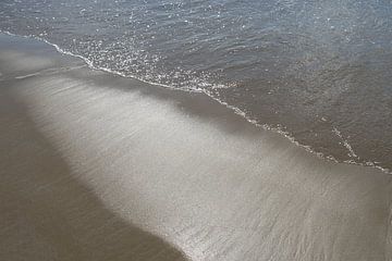 Nasser Sand und Meerwasser im Sonnenlicht 2