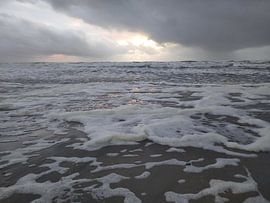 Cloudy sunset on IJmuiden beach by Kelly Schrijver