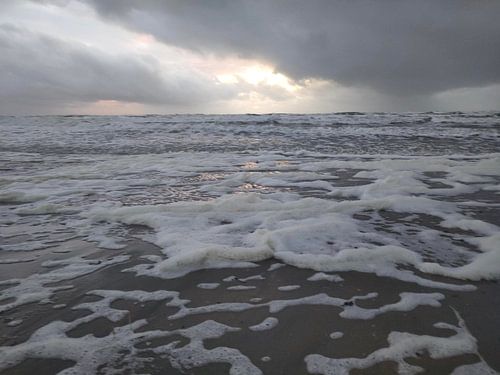 Bewölkter Sonnenuntergang am Strand von IJmuiden