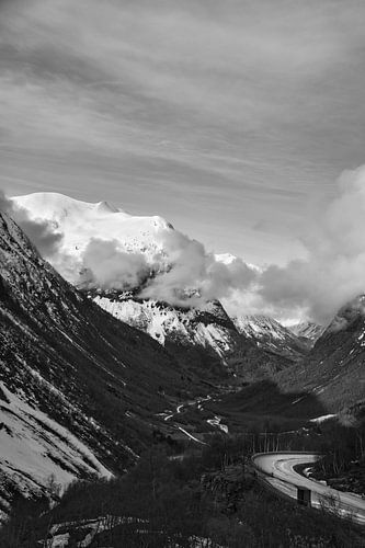 Weg door het Noorse hooggebergte in zwart-wit