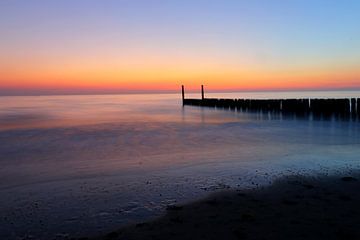 zonsondergang 2 in zeeland met golfbreker von eddy Peelman
