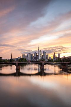 Skyline in de zonsondergang Reflectie in Frankfurt van Fotos by Jan Wehnert