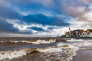 L'île d'Urk dans une tempête avec le phare sur la rive de l'IJsselmeer sur Sjoerd van der Wal Photographie