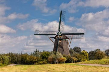 Historische Mühle in einer Landschaft von Bram van Broekhoven