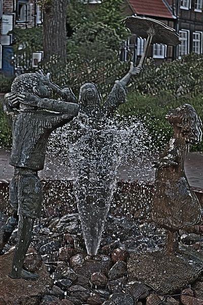 Figuren-Kinder am Springbrunnen in Lüneburg von Simone Marsig