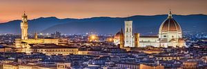 Skyline von Florenz in Italien am Abend.