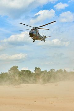 Gougar helikopter landt in zandverstuiving voor brown-out landing