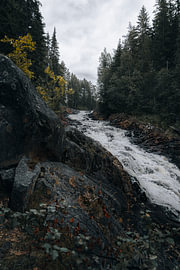 Schwedische Wildnis – Steile, unwegsame Stromschnellen mit Felsen bei Fämtfallet von Dylan Winter Visuals