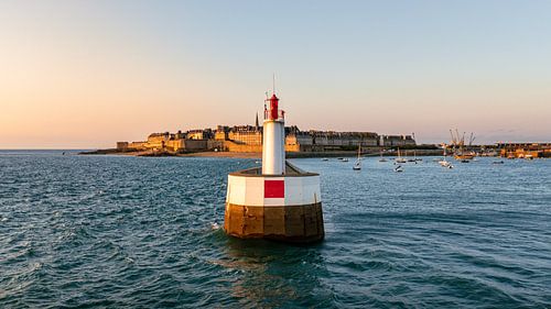 Gardien de la ville fortifiée, Feu du môle de Saint-Malo sur Piermarco Raimondo