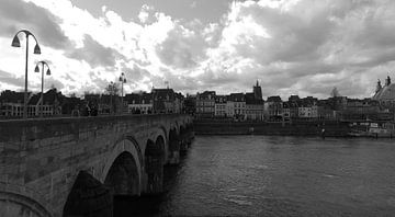 Maastricht skyline St. Servaasbrug, Netherlands van Nicole Erens