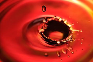 Wasserspritzer auf einer feurig gefärbten Oberfläche von Sjoerd van der Wal Fotografie