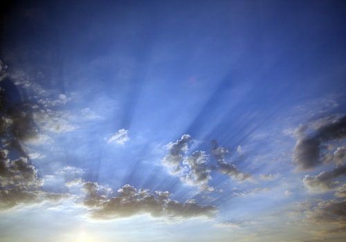 Lichtstrahlen am Himmel