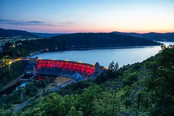 Edersee en rood verlichte stuwdam bij zonsondergang van Frank Herrmann