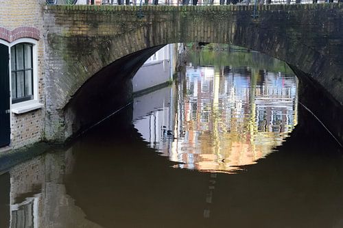 Reflecties onder de brug