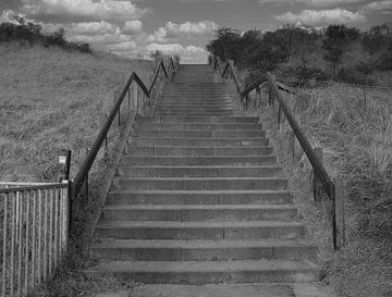 Treppe zum Slufter Texel in schwarz-weiß von Jose Lok