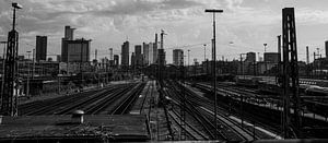 Bahngleise mit Wolkenkratzern von Cynthia Hasenbos