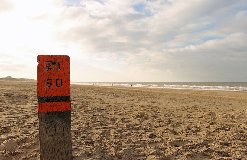 Strandpaal in Katwijk by Marguérite Guijt