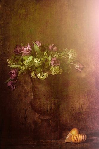 Une nature morte de rêve avec des citrons et des tulipes violettes.