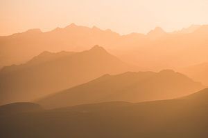 Vielschichtige Berglandschaft bei Sonnenuntergang