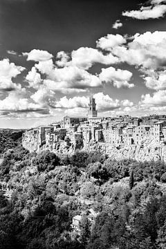 Pitigliano in Toscane, Italië. (zwartwit, staand)